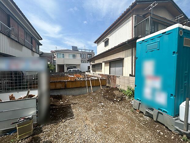 【現地外観】家族の温かさと陽光の暖かさ、楽しい毎日と明るい未来を予感させる「空間が織り成すひとつ先の住み心地」を演出します。