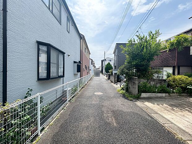 【前面道路4ｍ】車の通行が少ないので、静かな住環境を維持することができます。
