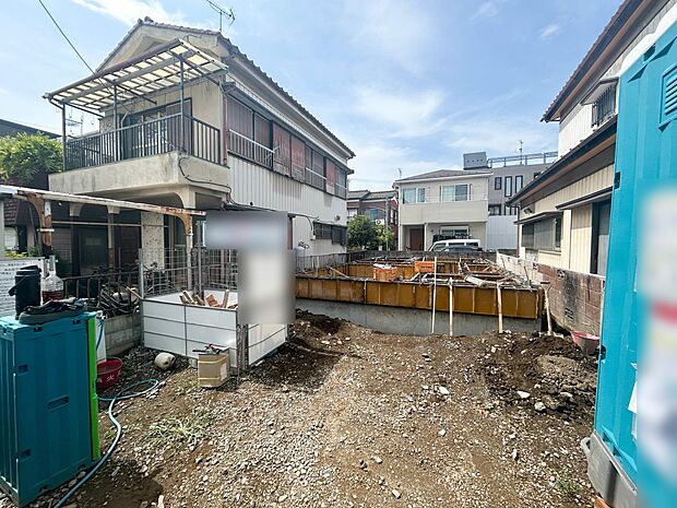 【現地外観】堂々たる趣ながら、主張し過ぎずどこか余裕を感じさせるシャープなフォルムで佇む邸宅は、晴天の空と照らし合わせる事で、本来あるべき完成形の姿を見せてくれます。