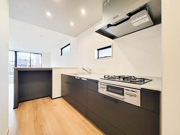 1号棟【キッチン】ナチュラルな自然光の中での調理。お洒落な食器類を余裕で収納できるスペース。動きやすい女性目線のキッチン動線。これからはお料理をつくる時間が劇的に変わります。