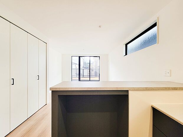 1号棟【ダイニングキッチン】会話でホッとコミュニケーションできるリビング。料理でホッとハピネスになるキッチンなど。人をホッとさせる最新設備・仕様を採用しています。