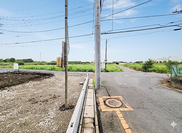 【前面道路6m】車の通行が少ないので、静かな住環境を維持することができます。