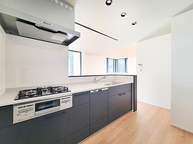 3号棟【キッチン】ナチュラルな自然光の中での調理。お洒落な食器類を余裕で収納できるスペース。動きやすい女性目線のキッチン動線。これからはお料理をつくる時間が劇的に変わります。