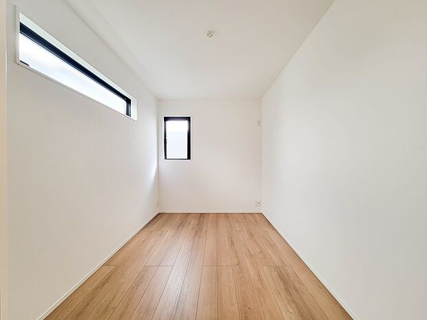 3号棟【洋室-5.1帖】  快適に過ごす条件は、一人ひとり違います。だからこそ飾り過ぎないシンプルな内装と偏り過ぎないデザインで統一しました。暮らしの中でオーナー様だけの【マイホーム】に創り…