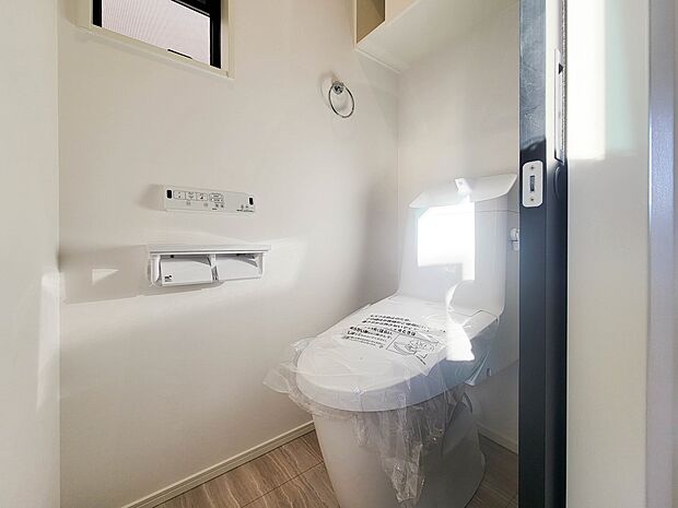 3号棟【トイレ】トイレ・ウォシュレット付。快適で衛生的な洗浄機能付温水シャワートイレです。