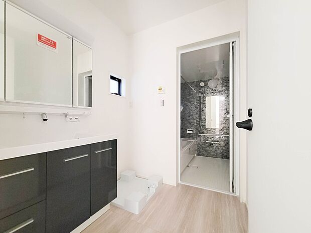 3号棟【洗面台】 十分な大きさの洗面台は、身だしなみチェックや歯磨きなど、朝の慌ただしい時間でもホテルライクなスペースで余裕とゆとりを感じて頂けます。