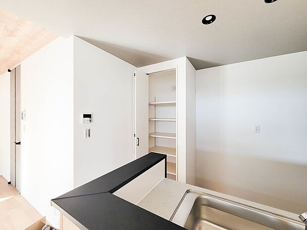 3号棟【パントリー（食料庫）】  常温保存できるパン、お米、調味料、缶詰など、日常的に使うものや未開封の食品の収納にぴったり。棚にものを並べて収納すれば、何が足りないのかひと目で確認できます…