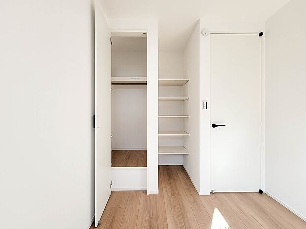 3号棟【収納】限られたスペースを有効に活用できる壁面クローゼット。