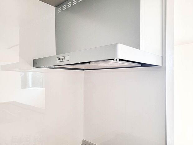 【スリムレンジフード】  スリムなレンジフードは凹凸がほとんどないため油がつきにくくお手入れしやすい形状。