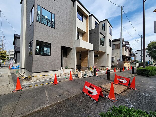 2号棟【外観】こちらの物件が少しでも気になるようでしたら、お気軽にお問合せください。人生でいちばん大きなお買い物ですので、ゆっくりご見学ください。ネット上の画像と実際の見学では、リアル感がま…