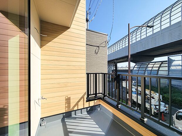 3号棟【バルコニー】  バルコニーから差し込む陽光・通風は、住環境・快適性と共に有り続ける貴重な「財産」です。