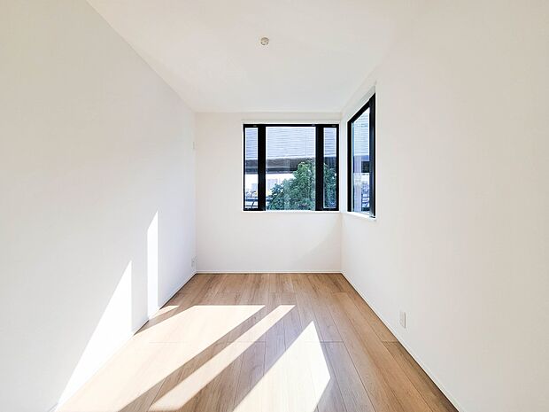 3号棟【洋室-5.1帖】  シンプルにデザインされた室内。家具やレイアウトでお好みの空間に。