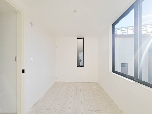 2号棟【洋室-5.1帖】  快適に過ごす条件は、一人ひとり違います。だからこそ飾り過ぎないシンプルな内装と偏り過ぎないデザインで統一しました。暮らしの中でオーナー様だけの【マイホーム】に創り…