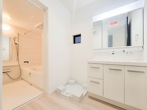 2号棟【洗面台】 十分な大きさの洗面台は、身だしなみチェックや歯磨きなど、朝の慌ただしい時間でもホテルライクなスペースで余裕とゆとりを感じて頂けます。