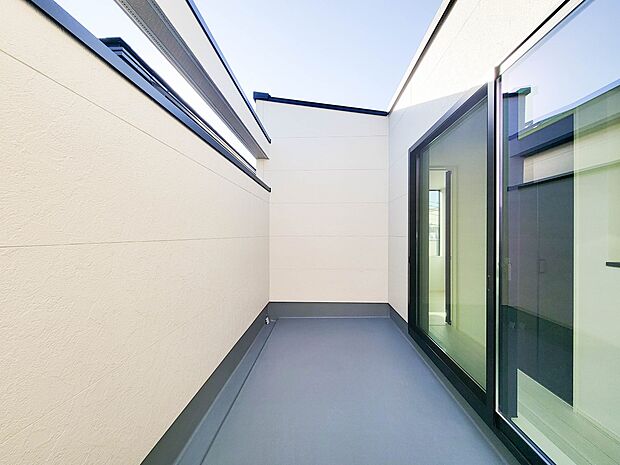 2号棟【バルコニー】  バルコニーから差し込む陽光・通風は、住環境・快適性と共に有り続ける貴重な「財産」です。