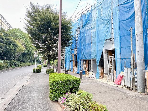 1号棟【外観】こちらの物件が少しでも気になるようでしたら、お気軽にお問合せください。人生でいちばん大きなお買い物ですので、ゆっくりご見学ください。ネット上の画像と実際の見学では、リアル感がま…