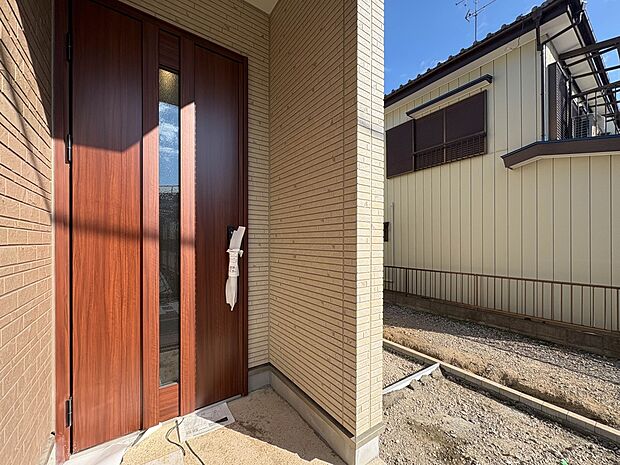 【玄関】家の顔となる玄関は、高いデザイン性が求められます。高級感と断熱性、防犯性に優れた玄関ドアを標準装備。ピッキング対策のセキュリティサムターン等、防犯に考慮しました。