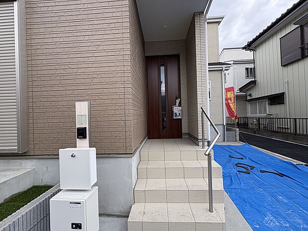 【玄関】家の顔となる玄関は、高いデザイン性が求められます。高級感と断熱性、防犯性に優れた玄関ドアを標準装備。ピッキング対策のセキュリティサムターン等、防犯に考慮しました。