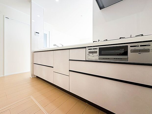 【LDK15帖】ナチュラルな自然光の中での調理。会話が弾む対面型キッチン。お洒落な食器類を余裕で収納できるスペース。動きやすい女性目線のキッチン動線。これからはお料理をつくる時間が劇的に変わ…