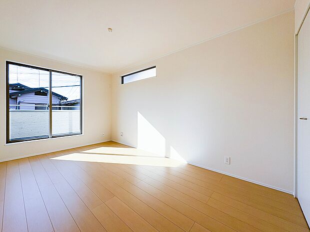 【寝室7.5帖】シンプルな内装はおしゃれのポイントです。シンプルは華美より飽きがこないからです。色や模様でおしゃれ感をだす。それがシンプルイズビューティーです。