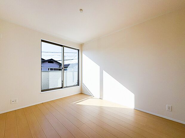 【子供部屋6帖】お子様のお部屋にぴったりなクロークを備えたフローリング仕様の洋室です。