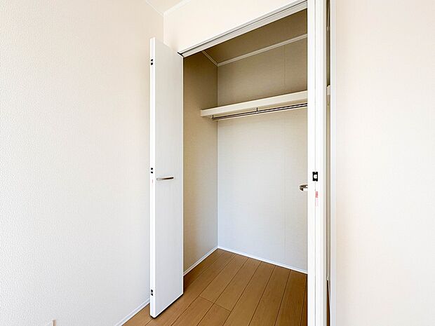 【収納】各部屋を最大限に広く使って頂ける様、全居住スペースに収納付。プライベートルームはゆったりと快適に。