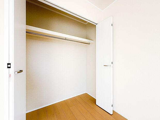 【WIC（ウォークインクローゼット）】  たくさんの洋服をかけてもシワになりにくいウォークインクローゼット。洋服以外にも、普段使わない家電やスーツケース、ストック品など何でも片付く嬉しい空間…