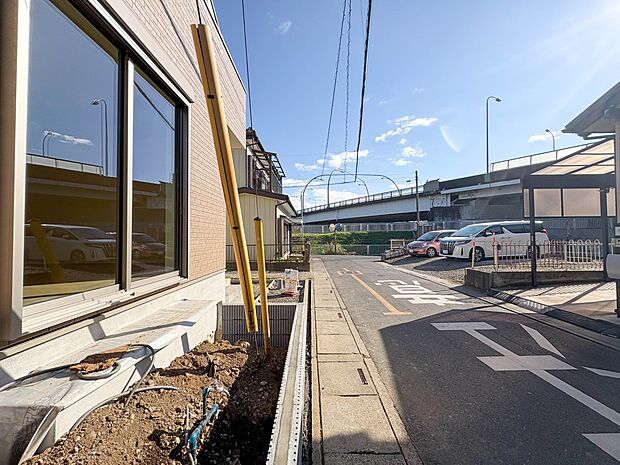 【前面道路】車の通行が少ないので、静かな住環境を維持することができます。