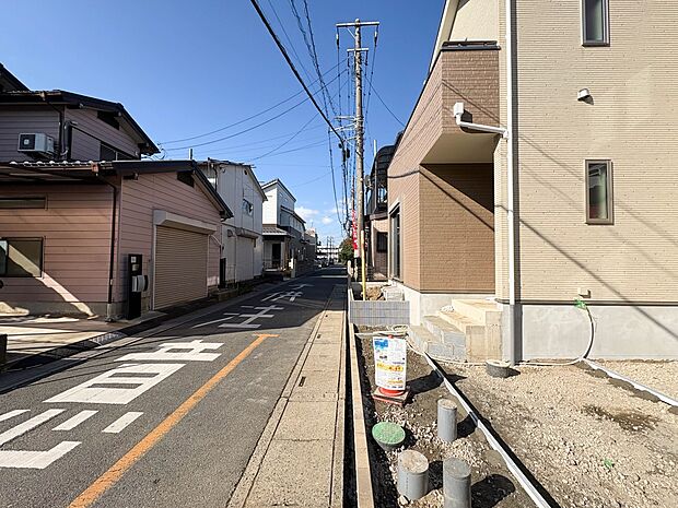 【前面道路含む外観】理想の4LDK。ご家族が集うLDKと4つの洋室を備えた、プライバシーとコミュニケーションを両立する人気の間取りです 。