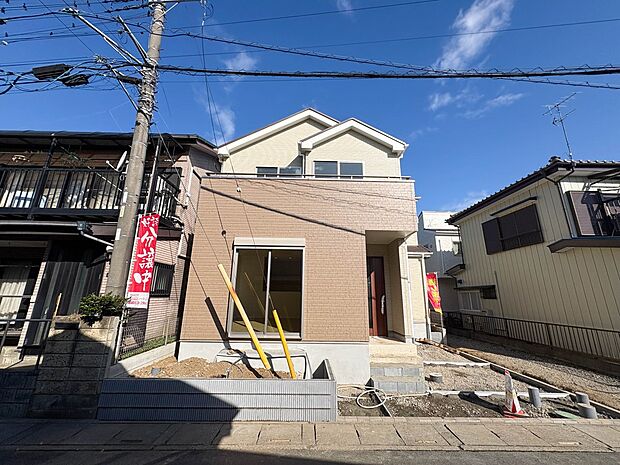 【外観】周囲は戸建てが立ち並ぶ落ち着いたエリアです。前面道路は交通量も少なく、穏やかな時間が流れます。