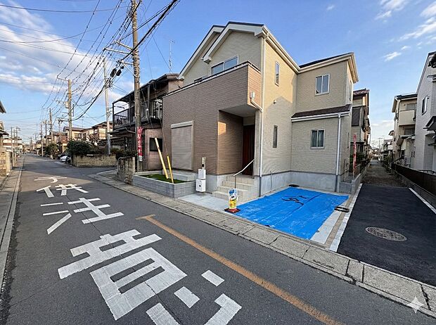 【外観】周囲は戸建てが立ち並ぶ落ち着いたエリアです。前面道路は交通量も少なく、穏やかな時間が流れます。