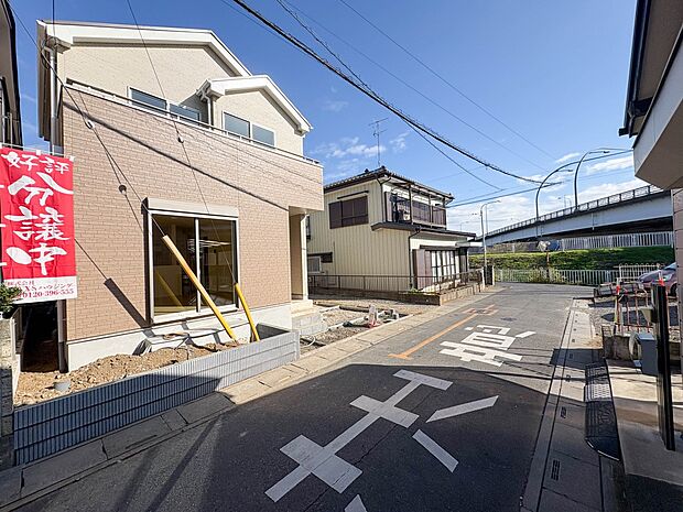 【前面道路含む外観】全居室洋室。2階は3つの洋室を配置。お子様の成長に合わせて柔軟に使える、使い勝手の良いプライベート空間です。