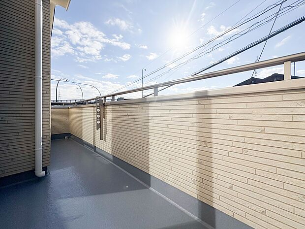 【バルコニー】  バルコニーから差し込む陽光・通風は、住環境・快適性と共に有り続ける貴重な「財産」です。