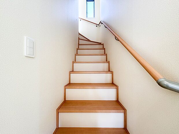 【手すり付階段】手すりがないと階段の昇り降りで危険なことはもちろん、壁に手をつきながら歩くことで壁紙が汚れやすくなります。すべての方に快適に昇り降りしていただくため、手すりを設置しました。