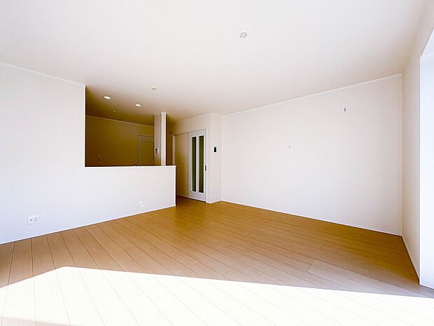 【LDK15帖】シンプルなデザインの家は風情がある。住む人のこだわりを感じる。外観も内装もいたってシンプル。居心地がよく、家事や趣味、子育てなどにも集中できる。家も人間も熟成するほどシンプル…