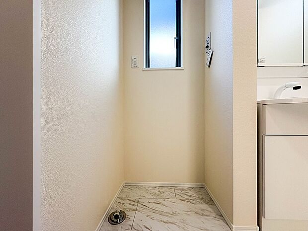 【ランドリースペース】毎日使う洗濯機。しっかりと奥行きのある置き場が確保されています。