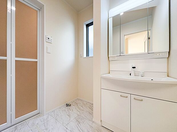 【脱衣所】洗面所は小さなプライベートスペース。歯磨き、洗顔と毎日施す個人空間。