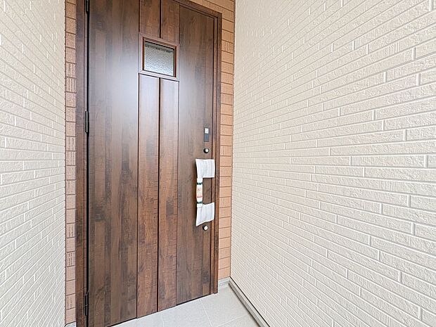 【玄関】玄関へ向かうまでのアプローチに漂う上質が期待感をもたせます。玄関は建物の顔。落着きを醸し出した自己主張が心に訴えてきます。