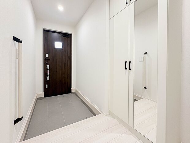 【玄関】スタイリッシュかつ品のある玄関。