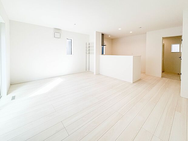 【リビング】  整然とした空間演出、快適な理想の暮らしの実現は家のみの拘りではなく、そこで暮らす方々にとって素敵な環境であることも挙げられると思います。四季折々の変化が奏でる鼓動を楽しんで下…