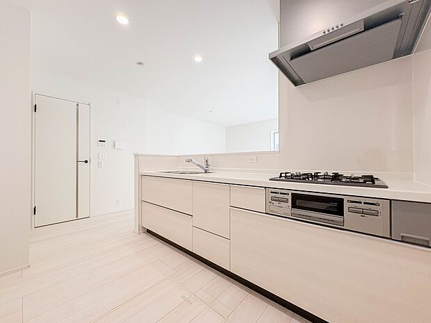 【キッチン】ナチュラルな自然光の中での調理。お洒落な食器類を余裕で収納できるスペース。動きやすい女性目線のキッチン動線。これからはお料理をつくる時間が劇的に変わります。