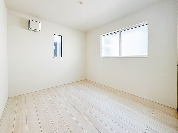 【子供部屋】お子様のお部屋にぴったりなクロークを備えたフローリング仕様の洋室です。