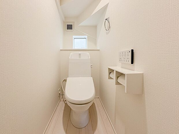 【トイレ】トイレ・ウォシュレット付。快適で衛生的な洗浄機能付温水シャワートイレです。