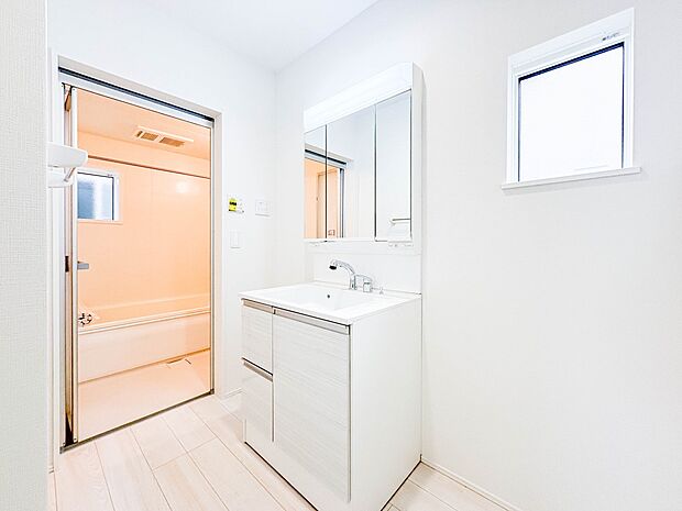 【洗面台】 十分な大きさの洗面台は、身だしなみチェックや歯磨きなど、朝の慌ただしい時間でもホテルライクなスペースで余裕とゆとりを感じて頂けます。