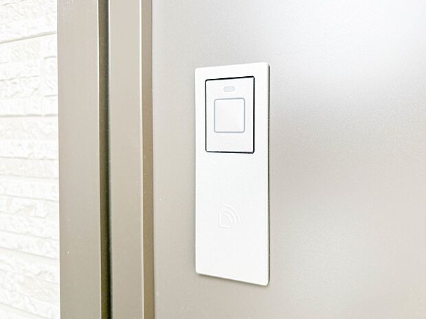 【電子キー】  玄関ドアのカギの開け閉めも、これからは電子錠でスマートに。