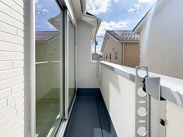 【バルコニー】  バルコニーから差し込む陽光・通風は、住環境・快適性と共に有り続ける貴重な「財産」です。