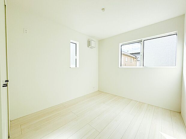 【Room-洋室】  シンプルにデザインされた室内。家具やレイアウトでお好みの空間に。