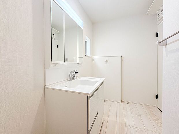 【脱衣所】洗面所は小さなプライベートスペース。歯磨き、洗顔と毎日施す個人空間。