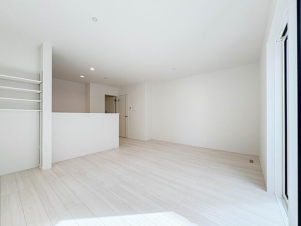 【リビングダイニング】シンプルなデザインの家は風情がある。住む人のこだわりを感じる。外観も内装もいたってシンプル。居心地がよく、家事や趣味、子育てなどにも集中できる。家も人間も熟成するほどシ…