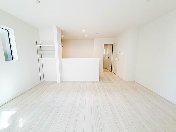 【ダイニングキッチン】木の温もりがやさしいフローリング仕様。明るく広々としたダイニングはとても快適な空間です。